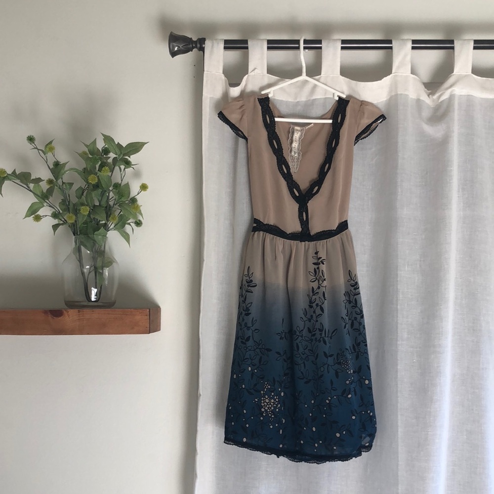 Beautiful Nick & Mo capped sleeves dress.